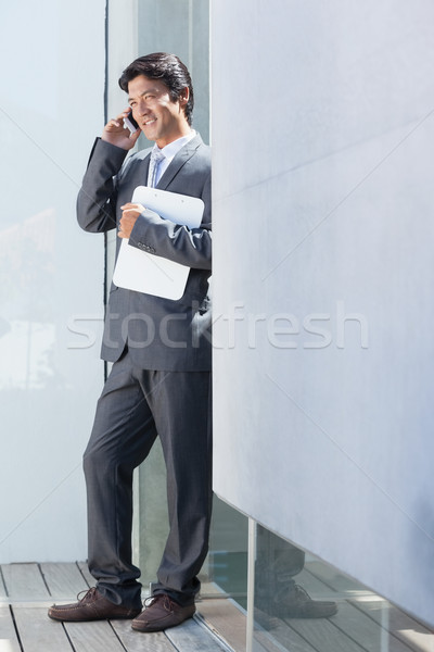 агент по продаже недвижимости говорить телефон за пределами дома человека Сток-фото © wavebreak_media