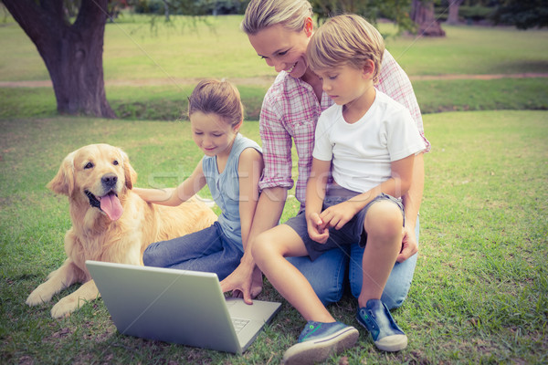 幸福的家庭 狗 使用筆記本電腦 計算機 女子 商業照片 © wavebreak_media