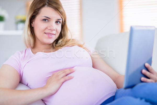 Stockfoto: Zwangere · vrouw · naar · camera · tablet · home · woonkamer