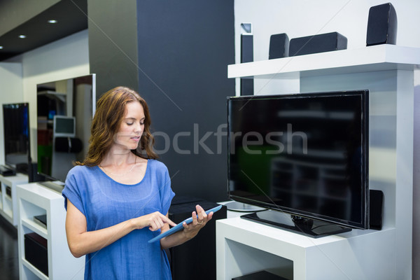 Mulher bonita compras novo televisão eletrônica armazenar Foto stock © wavebreak_media