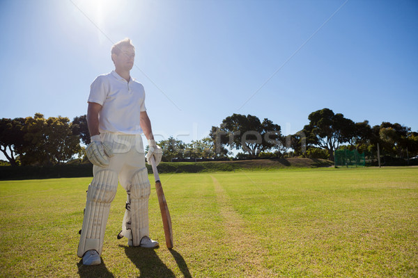 Foto stock: Críquete · jogador · bat · em · pé · gramíneo · campo