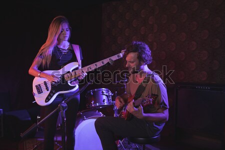Piosenkarka gry gitara koncertu Zdjęcia stock © wavebreak_media