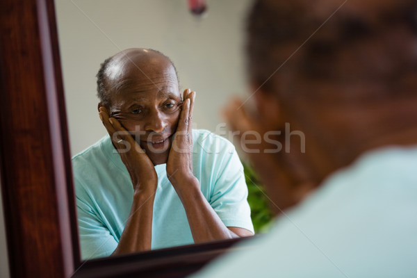 Tükröződés idős férfi tükör fürdőszoba ablak Stock fotó © wavebreak_media
