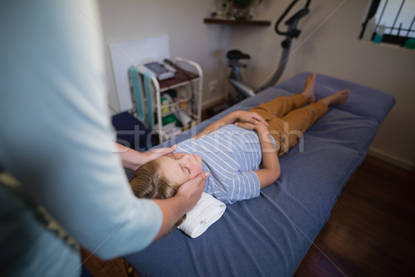 Stockfoto: Vrouwelijke · hoofd · massage · jongen