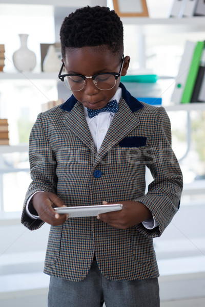 Komoly üzletember mobiltelefon polc áll iroda Stock fotó © wavebreak_media