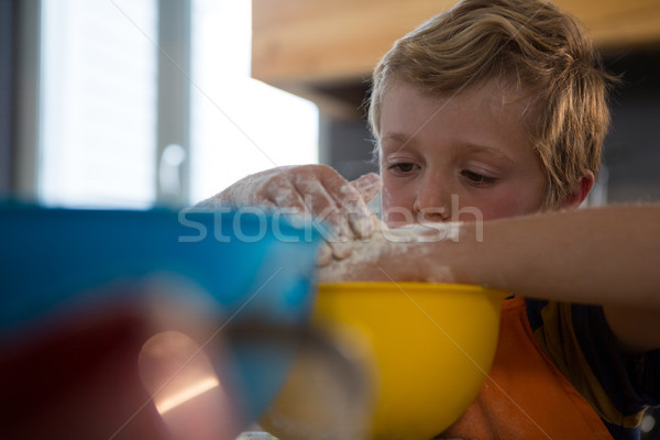 Stockfoto: Jongen · Geel · container · aanrecht · home