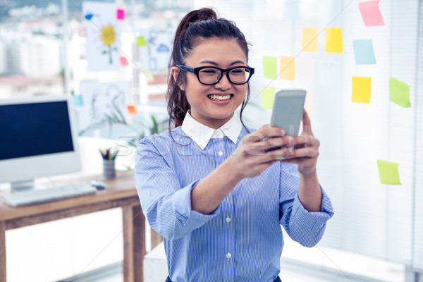 Asian Geschäftsfrau Smartphone Büro Telefon Glas Stock foto © wavebreak_media