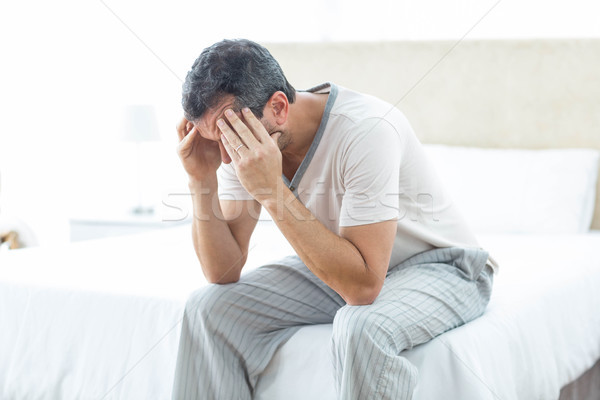 Beunruhigt Mann Sitzung Bett Hand Stirn Stock foto © wavebreak_media