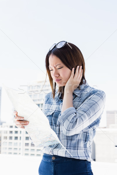 Jeune femme regarder carte direction extérieur Homme [[stock_photo]] © wavebreak_media