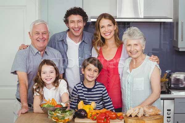 Portré boldog család áll konyha mosolyog otthon Stock fotó © wavebreak_media