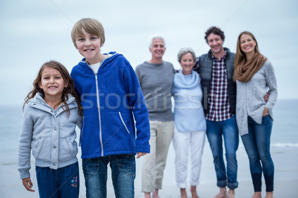 Ritratto felice fratelli ritratto di famiglia famiglia piedi Foto d'archivio © wavebreak_media