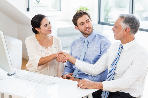 Foto stock: Empresário · aperto · de · mãos · empresária · reunião · escritório · computador