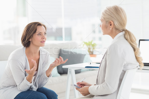 Femme parler thérapeute jeune femme bureau table [[stock_photo]] © wavebreak_media