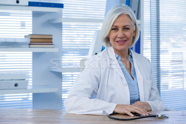 Retrato sorridente feminino médico sessão secretária Foto stock © wavebreak_media