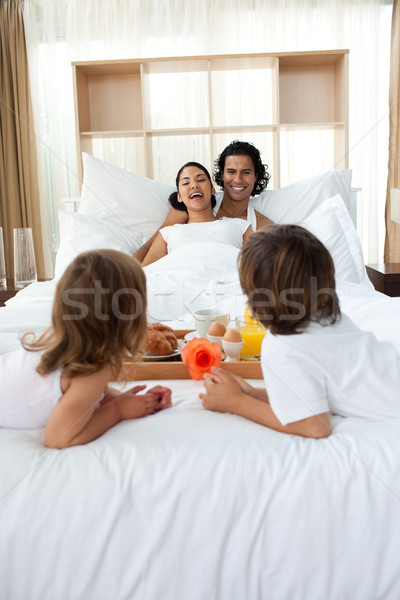 Glückliche Familie Frühstück Bett zusammen Familie Essen Stock foto © wavebreak_media