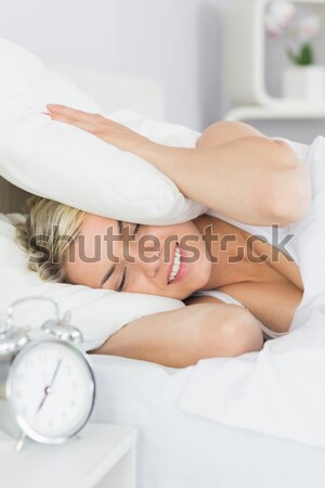 Hombre cama hasta dormitorio casa retrato Foto stock © wavebreak_media