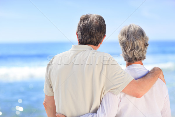 Pareja de ancianos mirando mar feliz caminando femenino Foto stock © wavebreak_media