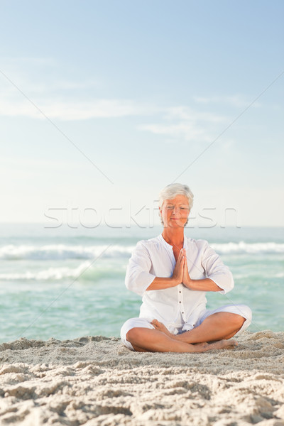 Rijpe vrouw oefenen yoga strand vrouwen gelukkig Stockfoto © wavebreak_media