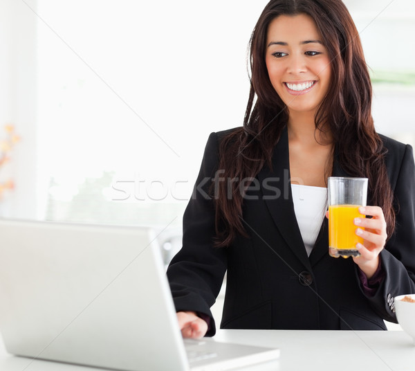 Stockfoto: Mooie · vrouw · pak · ontspannen · laptop · glas