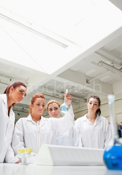 Foto stock: Bonitinho · química · estudantes · olhando · laboratório · mulher