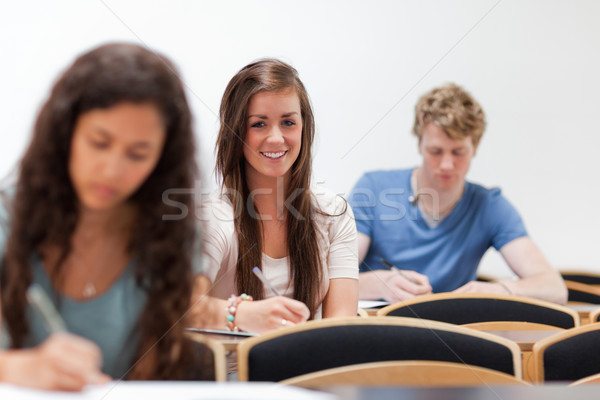 Stockfoto: Glimlachend · jonge · studenten · vergadering · stoel · amfitheater