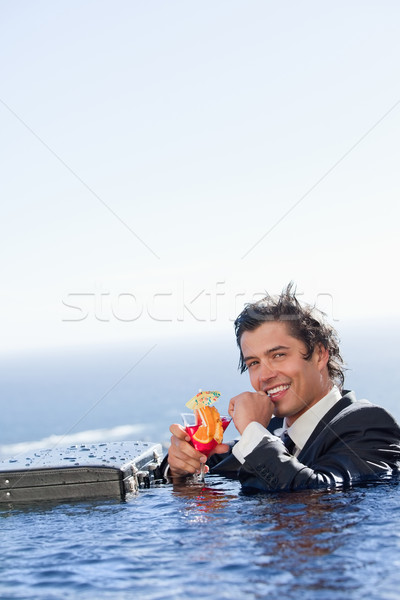 Porträt lächelnd Geschäftsmann entspannenden Schwimmbad Cocktail Stock foto © wavebreak_media