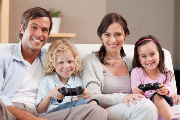 笑みを浮かべて 家族 演奏 ビデオゲーム 一緒に リビングルーム ストックフォト © wavebreak_media