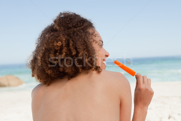 Sorridente mulher atraente laranja gelo Foto stock © wavebreak_media