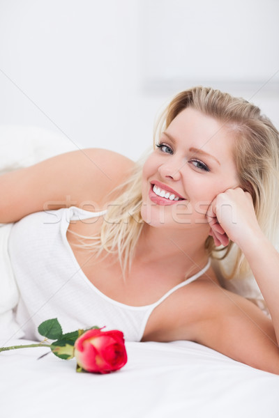 Femme rose souriant lit Homme belle [[stock_photo]] © wavebreak_media