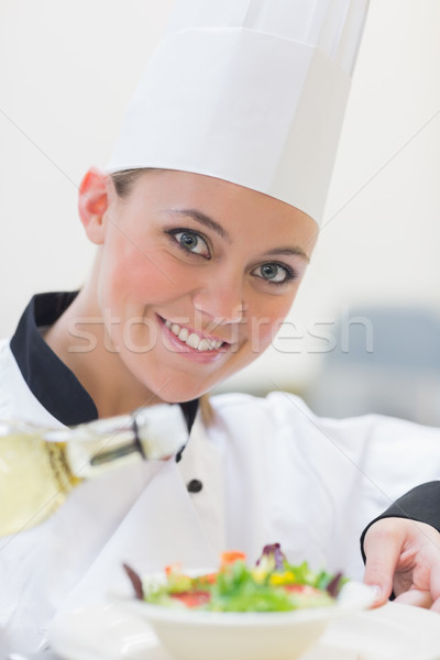 Mosolyog szakács öntet saláta konyha háttér Stock fotó © wavebreak_media