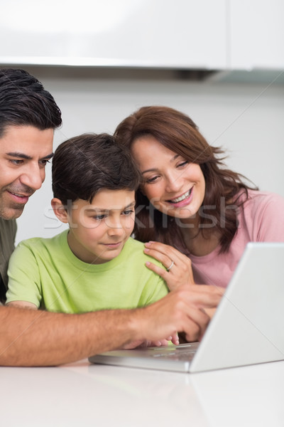 Foto stock: Sonriendo · Pareja · hijo · usando · la · computadora · portátil · jóvenes · casa