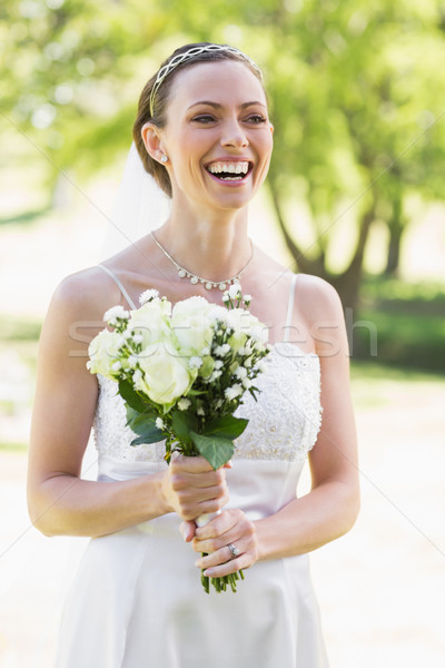 Menyasszony tart virágcsokor nevet kert fiatal Stock fotó © wavebreak_media