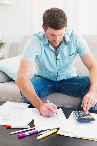 Férfi számlák koncentrátum otthon kanapé pénzügy Stock fotó © wavebreak_media