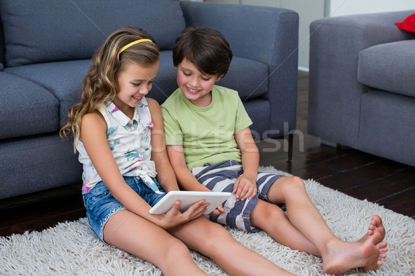 Geschwister digitalen Tablet Wohnzimmer home Mädchen Stock foto © wavebreak_media