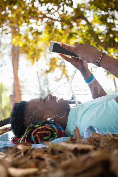 Człowiek cyfrowe tabletka koc piknikowy młody człowiek sztuki Zdjęcia stock © wavebreak_media