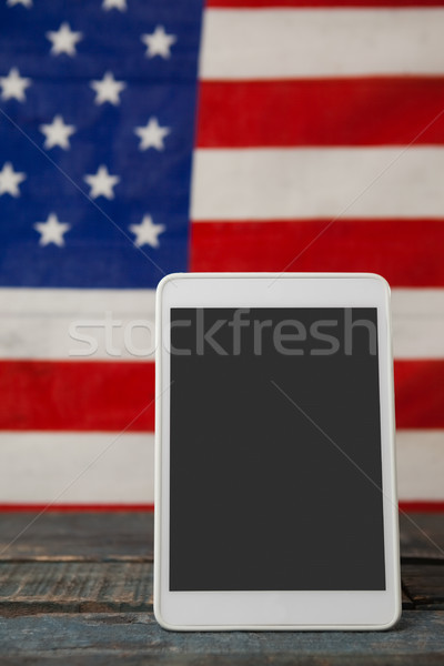Digitale tablet bandiera americana primo piano tavolo in legno blu Foto d'archivio © wavebreak_media