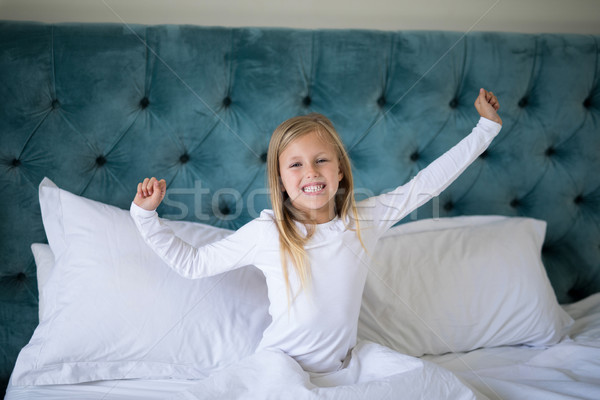 Lány nyújtás karok felfelé hálószoba otthon Stock fotó © wavebreak_media