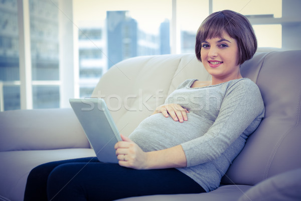 Portré terhes nő digitális tabletta ül kanapé Stock fotó © wavebreak_media