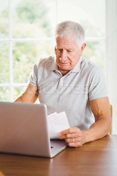 Senior homem usando laptop casa computador Foto stock © wavebreak_media