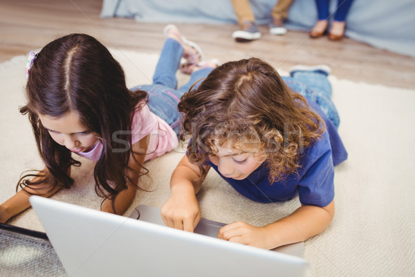 Geschwister mit Laptop digitalen Tablet Teppich Stock foto © wavebreak_media