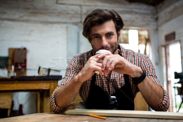 Carpintero posando café polvoriento taller hombre Foto stock © wavebreak_media