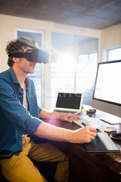 Om de afaceri virtual ochelari birou om Imagine de stoc © wavebreak_media