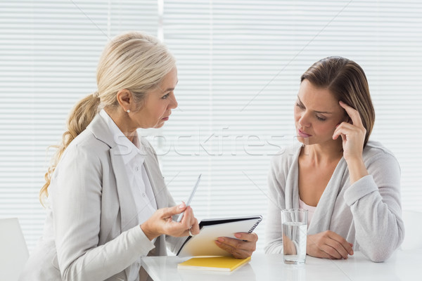 Terapeutul vorbesc pacient femeie şedinţei birou Imagine de stoc © wavebreak_media