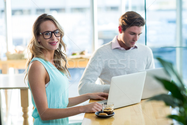 Stockfoto: Man · vrouw · met · behulp · van · laptop · vergadering · cafe · computer