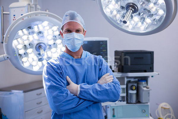 Portret masculin chirurg în picioare operatie teatru Imagine de stoc © wavebreak_media