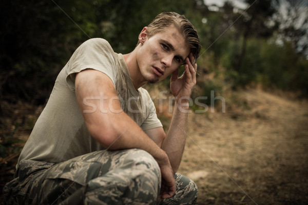 Cansado soldado mão cabeça sessão bota Foto stock © wavebreak_media