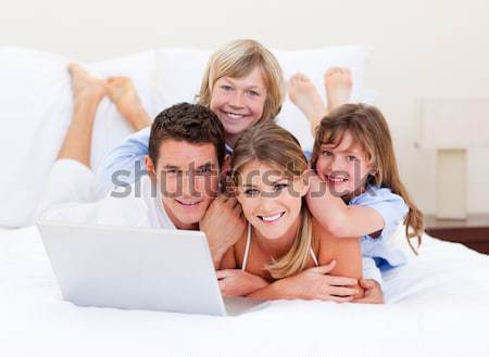Lelkes család vásárol online fekszik ágy Stock fotó © wavebreak_media