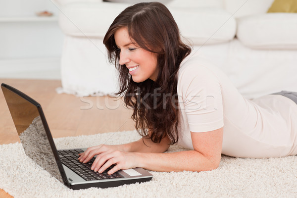 Anziehend Brünette Frau entspannenden Laptop Teppich Stock foto © wavebreak_media