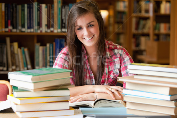 Souriant étudiant lire bibliothèque femme livre Photo stock © wavebreak_media