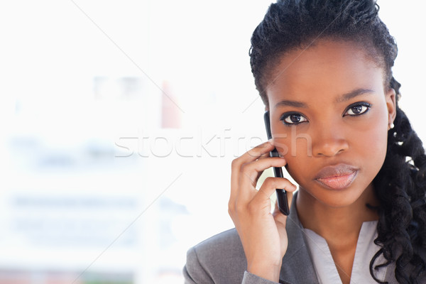 Foto stock: Jóvenes · grave · mujer · de · negocios · mirando · recto · adelante